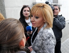 Мая Манолова тръгва по селата
