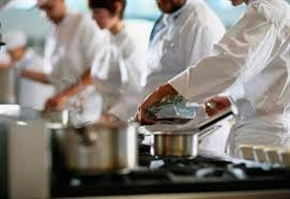 Квалифицирани работници и помощници при приготвянето на храни са сред най-търсените професии