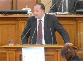 Парламентът не събра кворум, Миков поздрави 