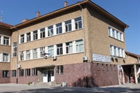 Ученици отмъщават на даскалица с фекалии по колата й