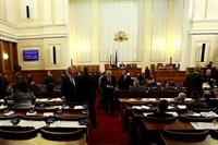 Одобриха връщането на данъка на хората с минимална заплата