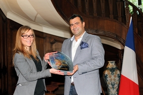 Наградиха фирма „Рефан България” за 20-годишно ползотворно сътрудничество в областта на иновациите и налагане на нови стандарти в парфюмерията и козметиката