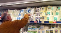 Литър мляко вече струва колкото 0,5 литра вода